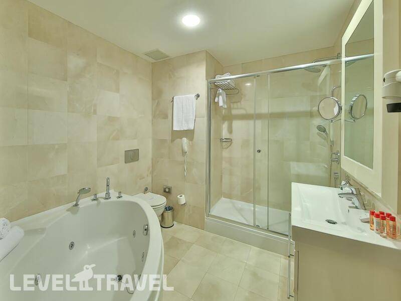 Фотография Ramada By Wyndham Istanbul Taksim (Ex. Madison Hotel)