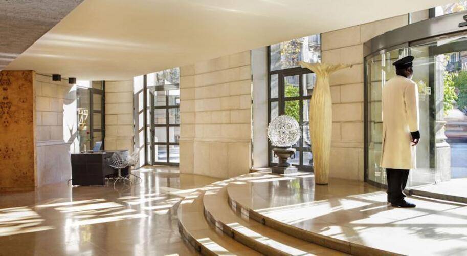 Claris Hotel