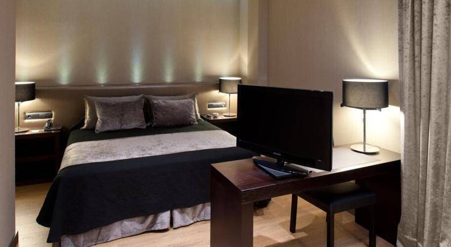 Catalonia Avinyo Hotel