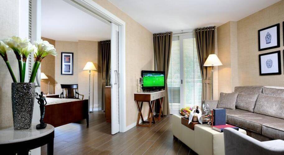 Elegance Hotel
