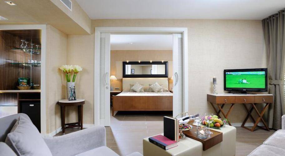 Elegance Hotel