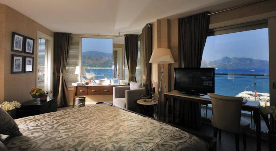 Elegance Hotel