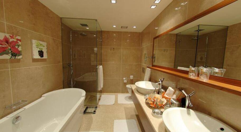 Elegance Hotel