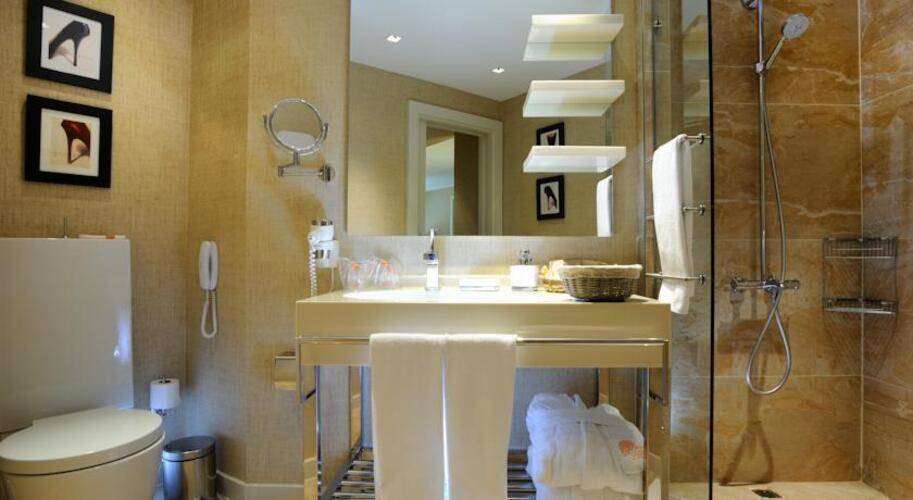 Elegance Hotel