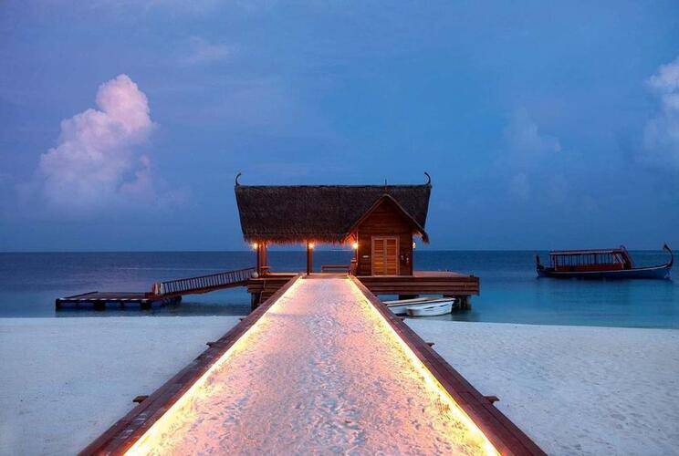 Constance Moofushi Resort