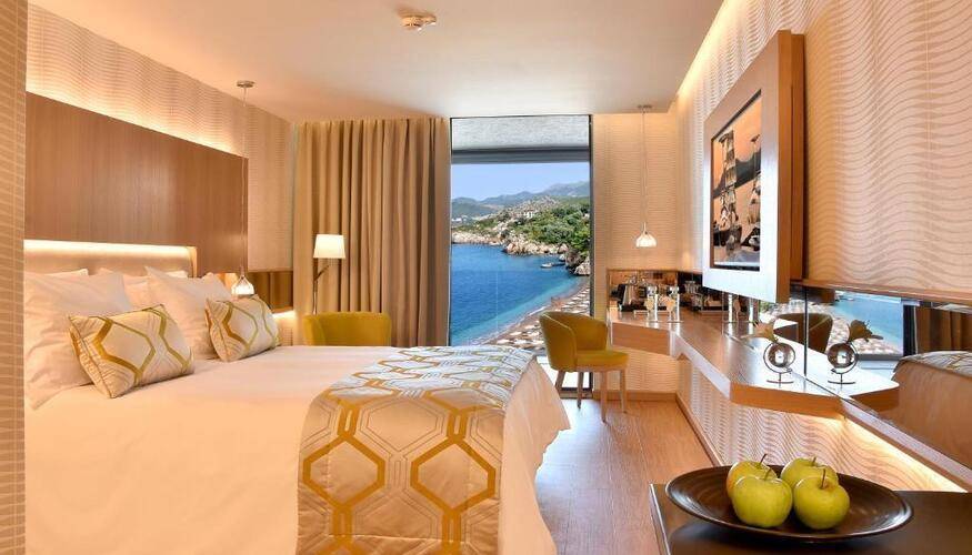 Maestral Resort & Casino