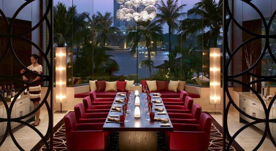 Shangri La Hotel