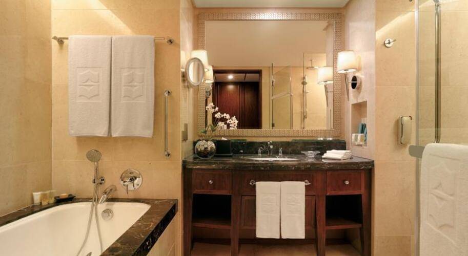 Shangri La Hotel
