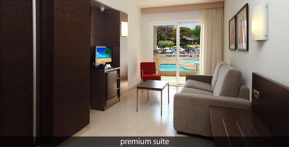 Aqua Hotel Montagut Suites