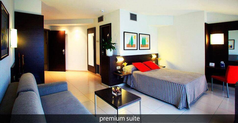Aqua Hotel Montagut Suites
