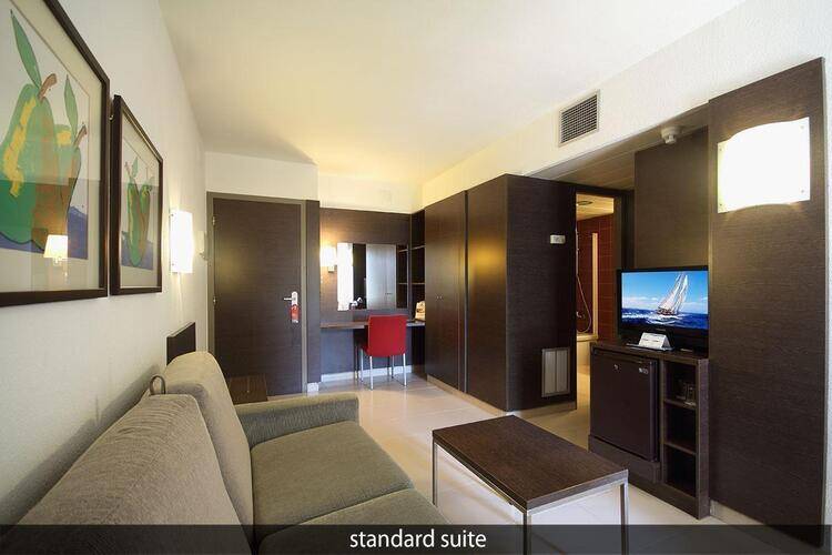 Aqua Hotel Montagut Suites