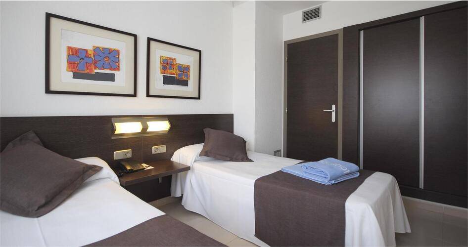 Aqua Hotel Montagut Suites