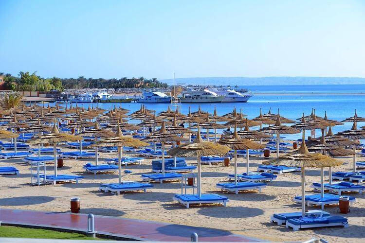 Pickalbatros White Beach Resort