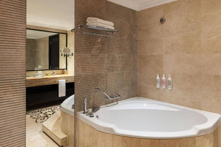Le Meridien Mina Seyahi Beach Resort & Marina