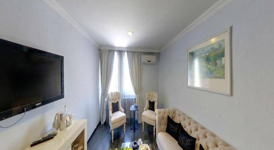 Adela Hotel