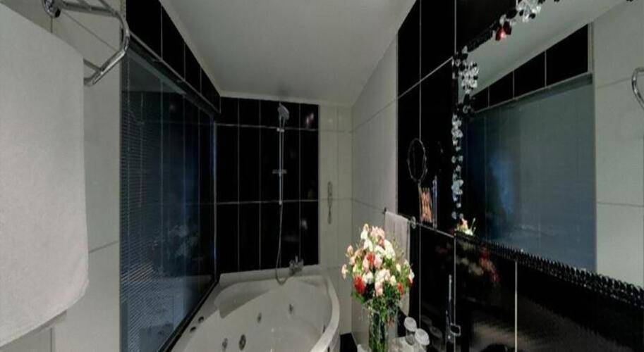 Adela Hotel