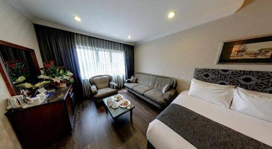 Adela Hotel