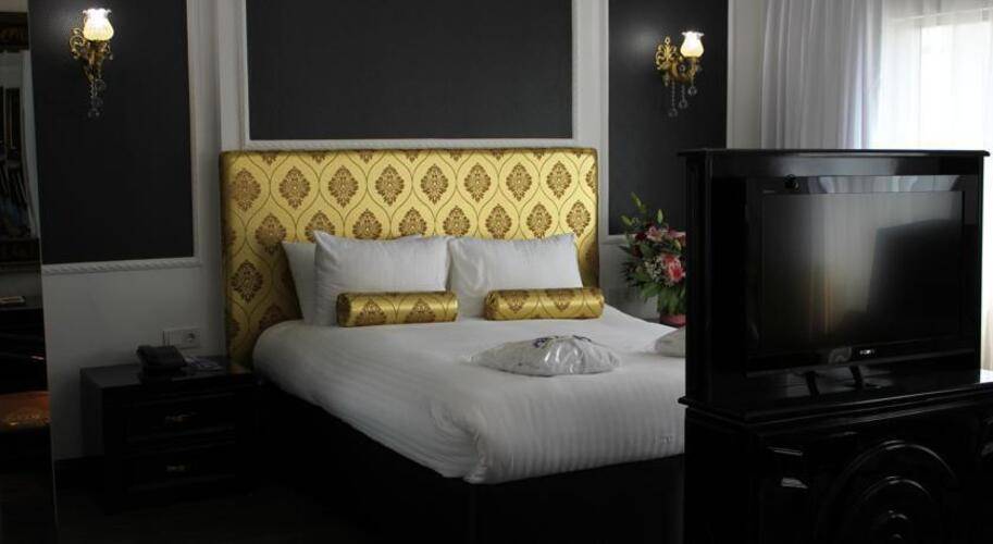 Adela Hotel