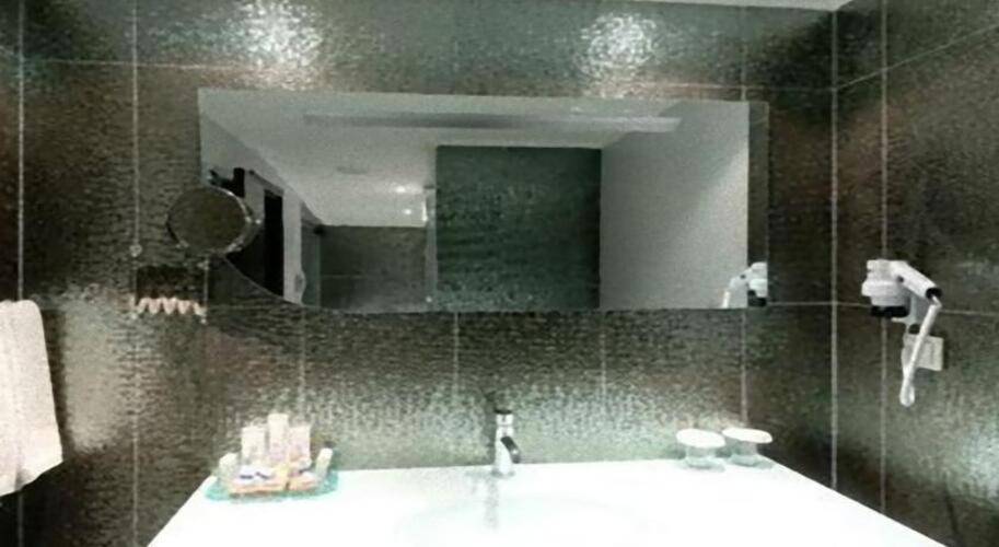 Adela Hotel