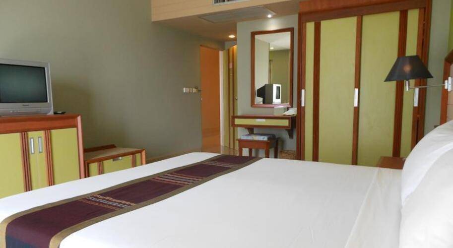Long Beach Cha Am Hotel