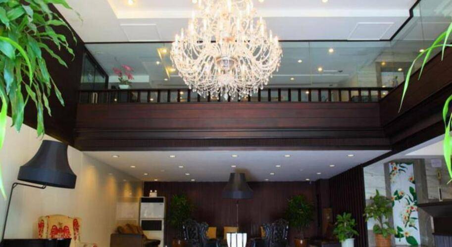 White Palace Hotel