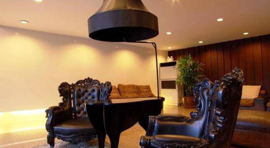 White Palace Hotel
