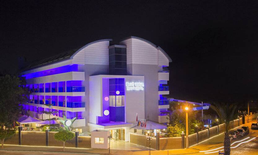 Blue Wave Suite Hotel