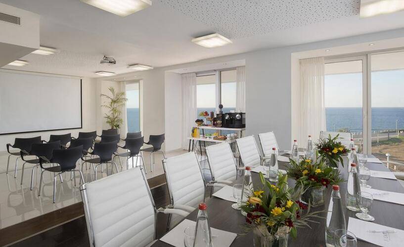 Island Luxurious Suites Hotel