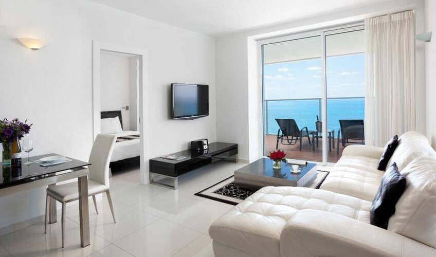 Island Luxurious Suites Hotel