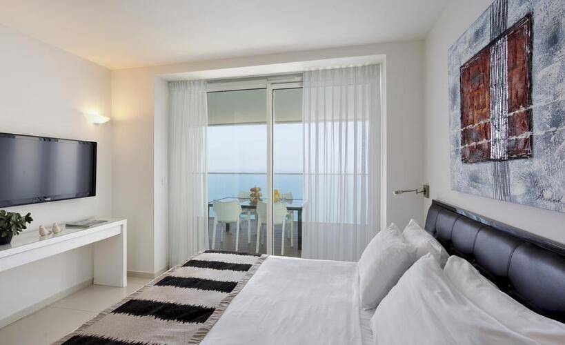 Island Luxurious Suites Hotel