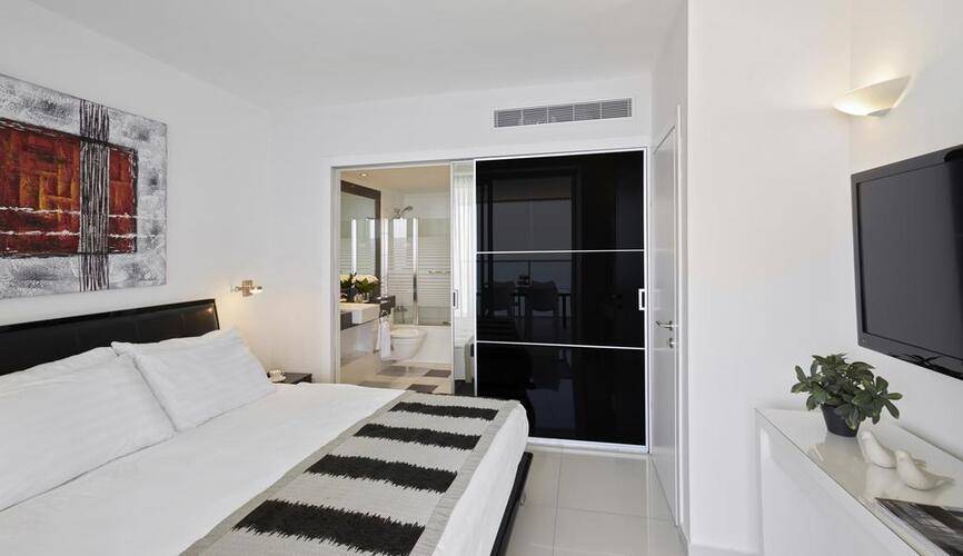 Island Luxurious Suites Hotel