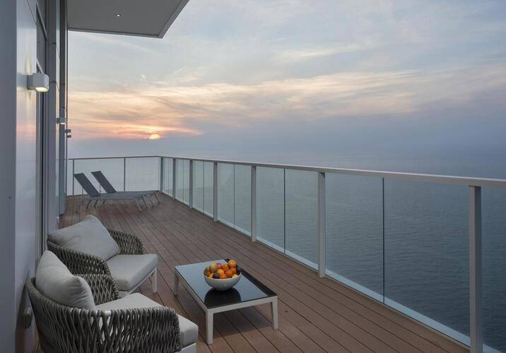 Island Luxurious Suites Hotel