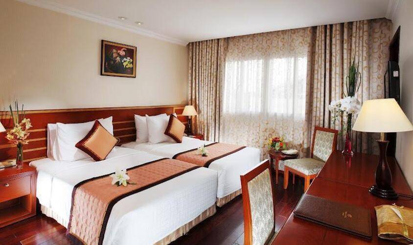 De Nhat Hotel (First Hotel)