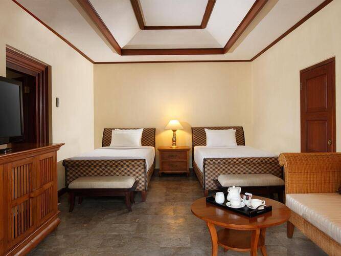 Puri Santrian Hotel