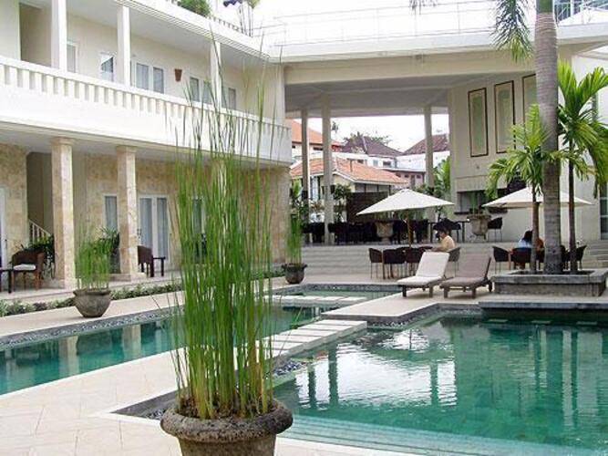 Courtyard Hotel & Apartments