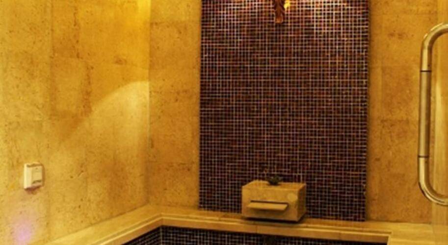 Four Seasons Place Hotel