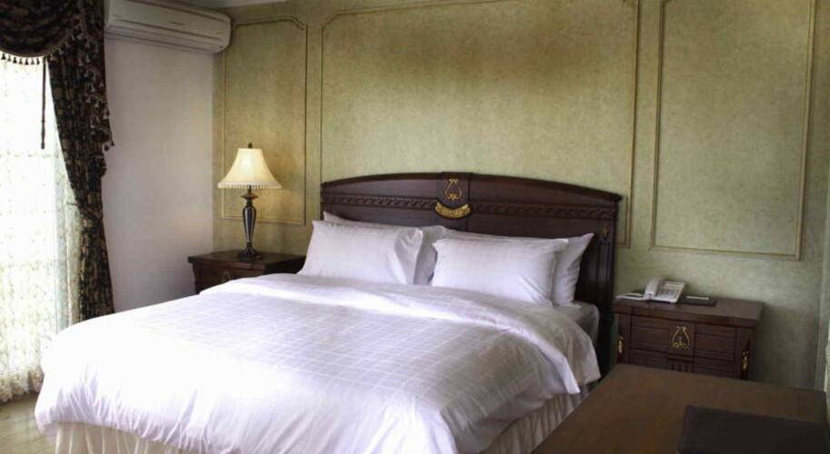 Four Seasons Place Hotel