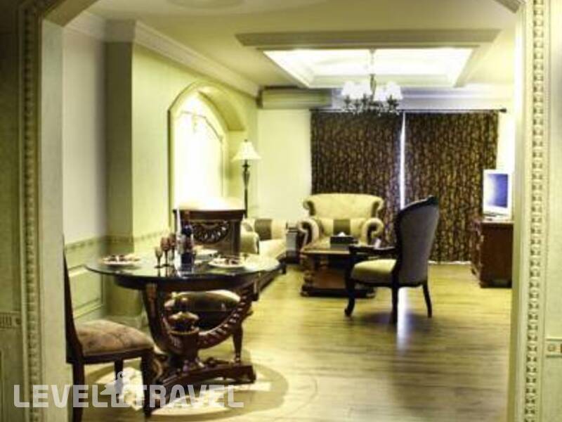 Фотография Four Seasons Place Hotel