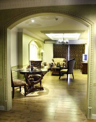 Four Seasons Place Hotel