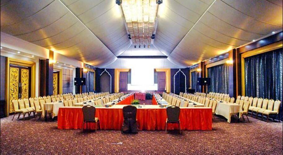Aiyara Grand Hotel