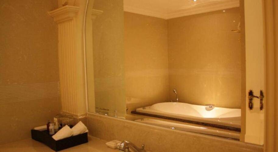 Lk The Empress Hotel