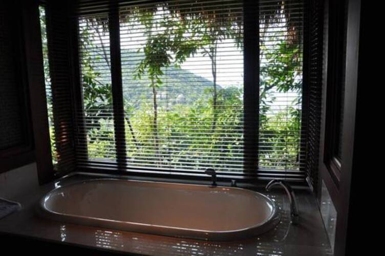 Yalong Bay Earthy Paradise Bird's Nest Resort