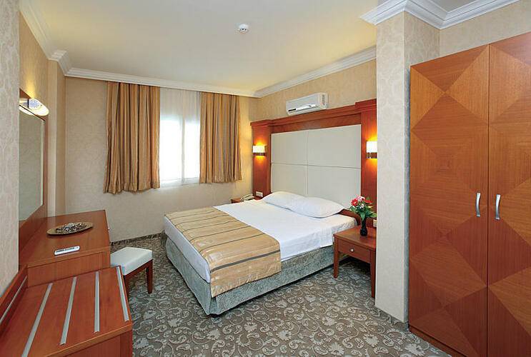 Julian Club Hotel