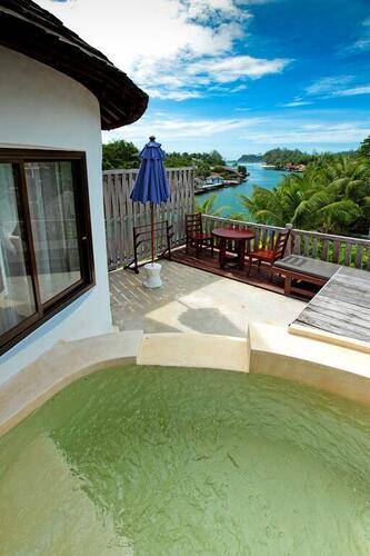 Aana Resort & Spa