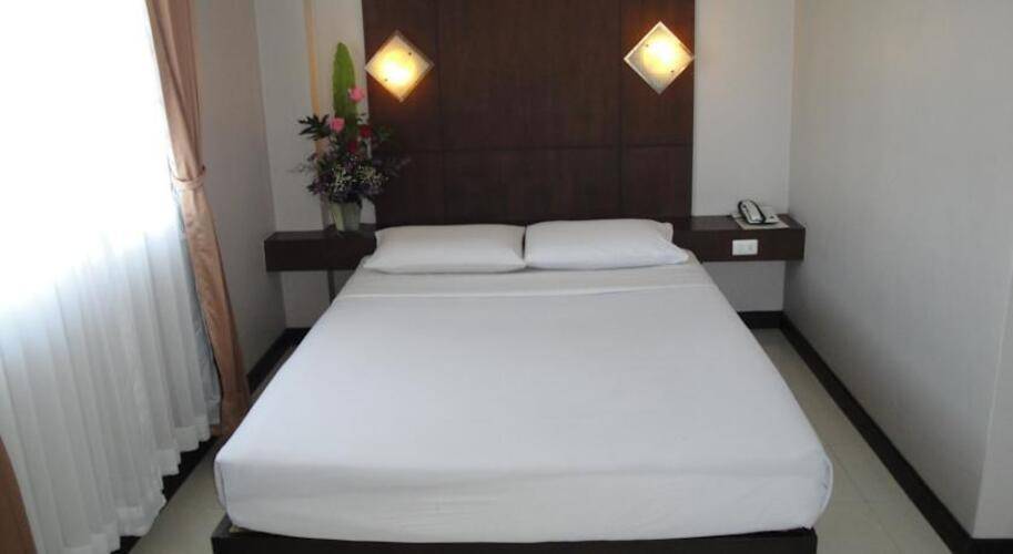 Flipper House Hotel