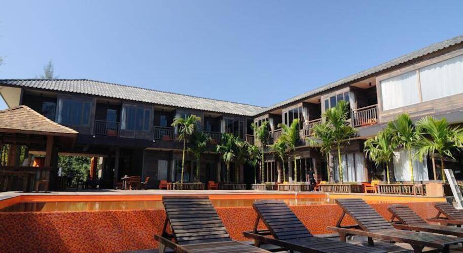 Baan Ploy Sea