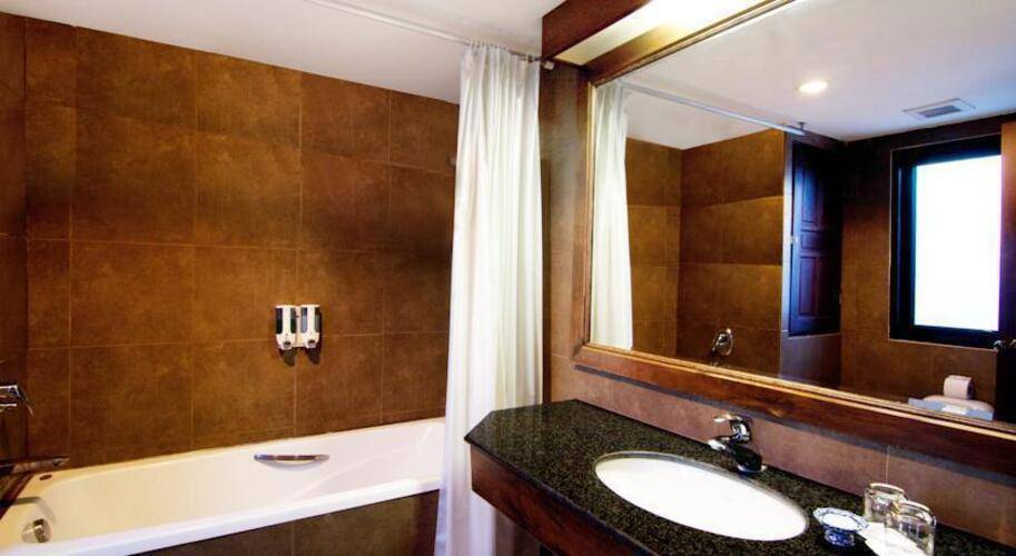 Nora Lakeview Hotel