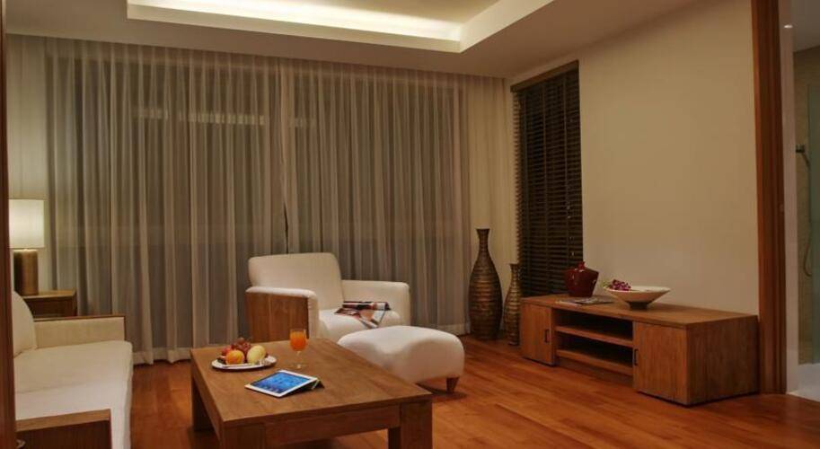 Pearl Of Naithon Hotel