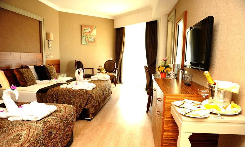 Side Crown Select Hotel