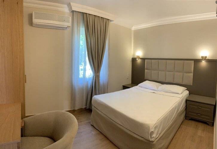 Moonshine Hotel & Suites